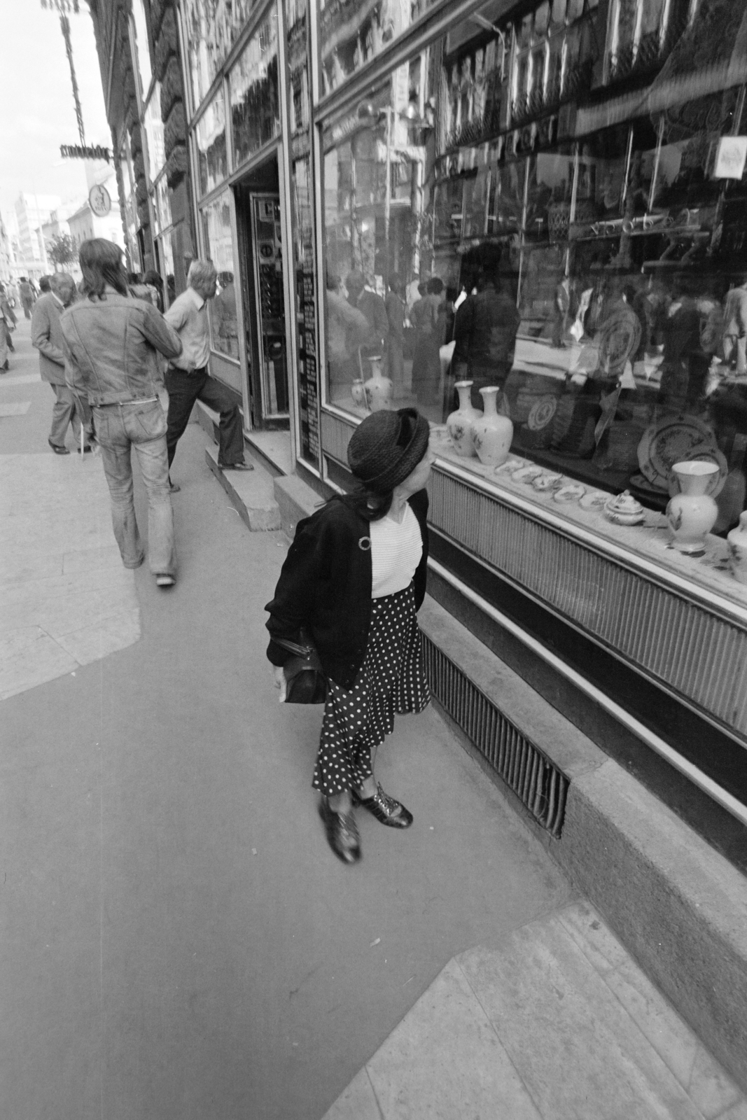 Hungary, Budapest V., Kígyó utca a Ferenciek tere (Felszabadulás tér) felé nézve., 1976, Kereki Sándor, Budapest, dwarfism, Show window, Fortepan #205408