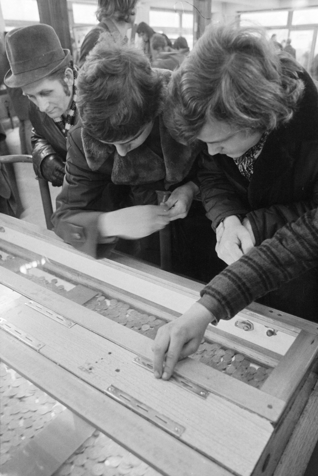 Hungary, Budapest XIV., játékterem., 1976, Kereki Sándor, Budapest, coin operated ride, money, Fortepan #205415