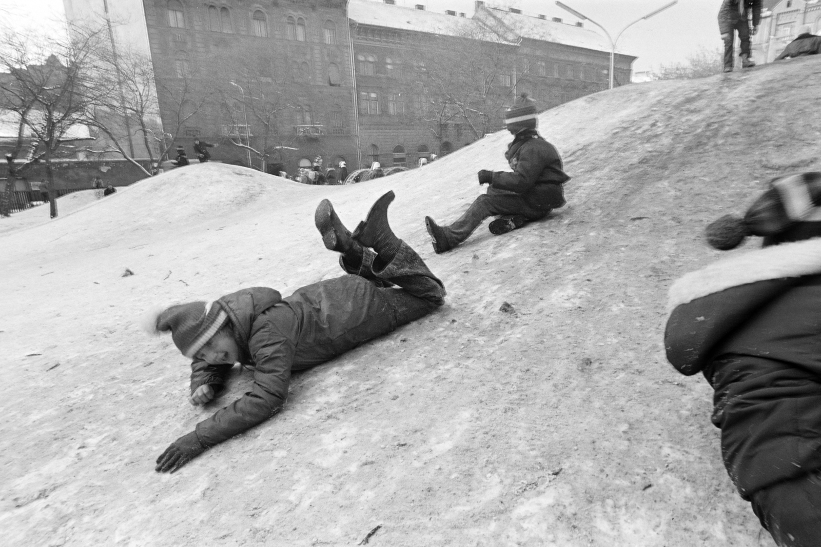 Magyarország, Budapest VII., Klauzál tér., 1976, Kereki Sándor, Budapest, csúszkálás, tél, Fortepan #205418