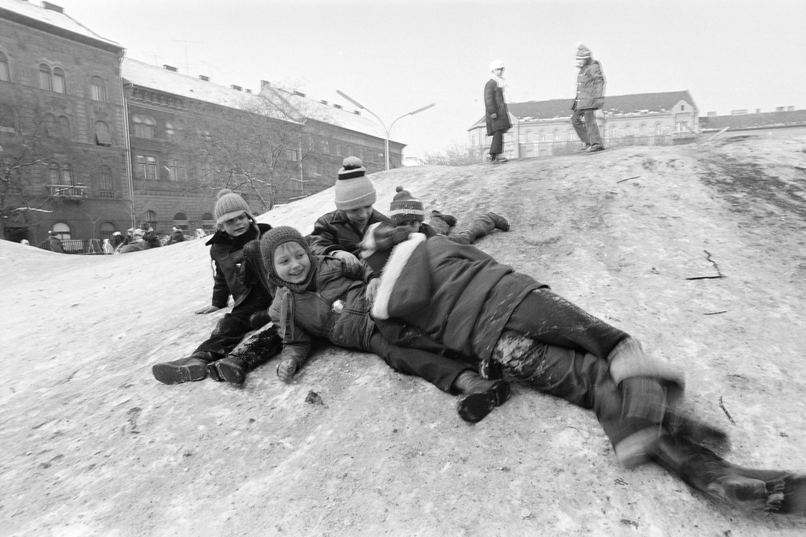 Magyarország, Budapest VII., Klauzál tér., 1976, Kereki Sándor, Budapest, gyerekek, tél, játék, Fortepan #205419