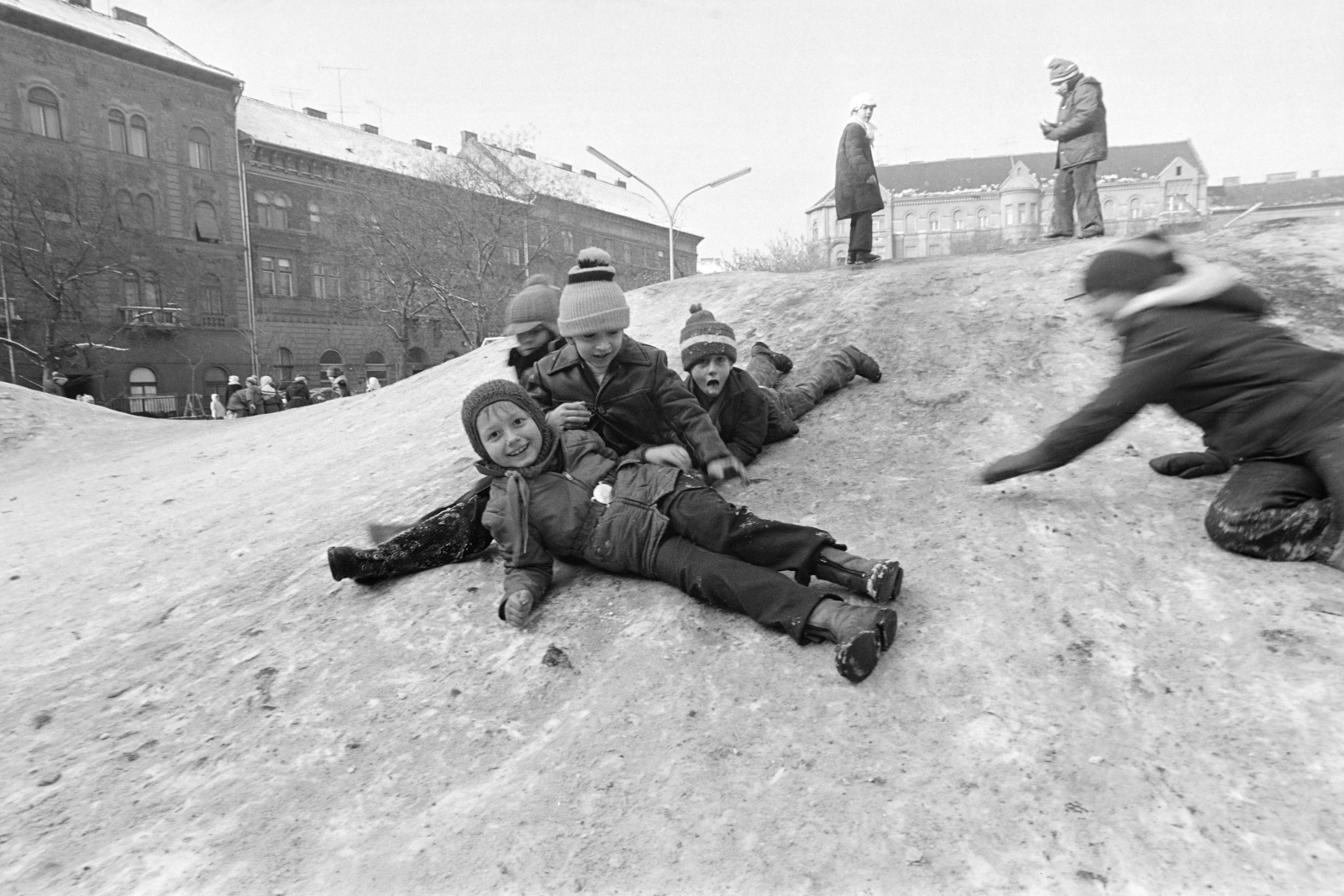 Hungary, Budapest VII., Klauzál tér., 1976, Kereki Sándor, Budapest, sliding, Fortepan #205420