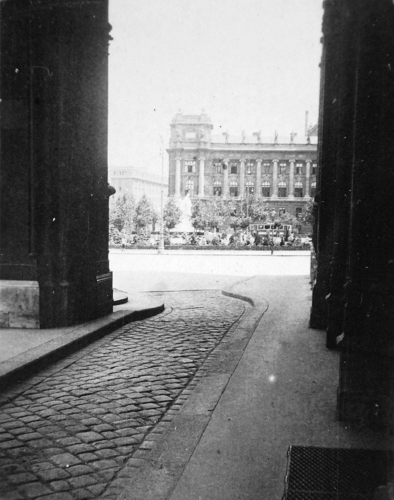 Hungary, Budapest V., Kossuth Lajos tér, Parlament XVII-es kapu, háttérben az Igazságügyi Palota (ekkor Magyar Királyi Kúria és Ítélőtábla)., 1937, Fortepan, Budapest, Fortepan #20544