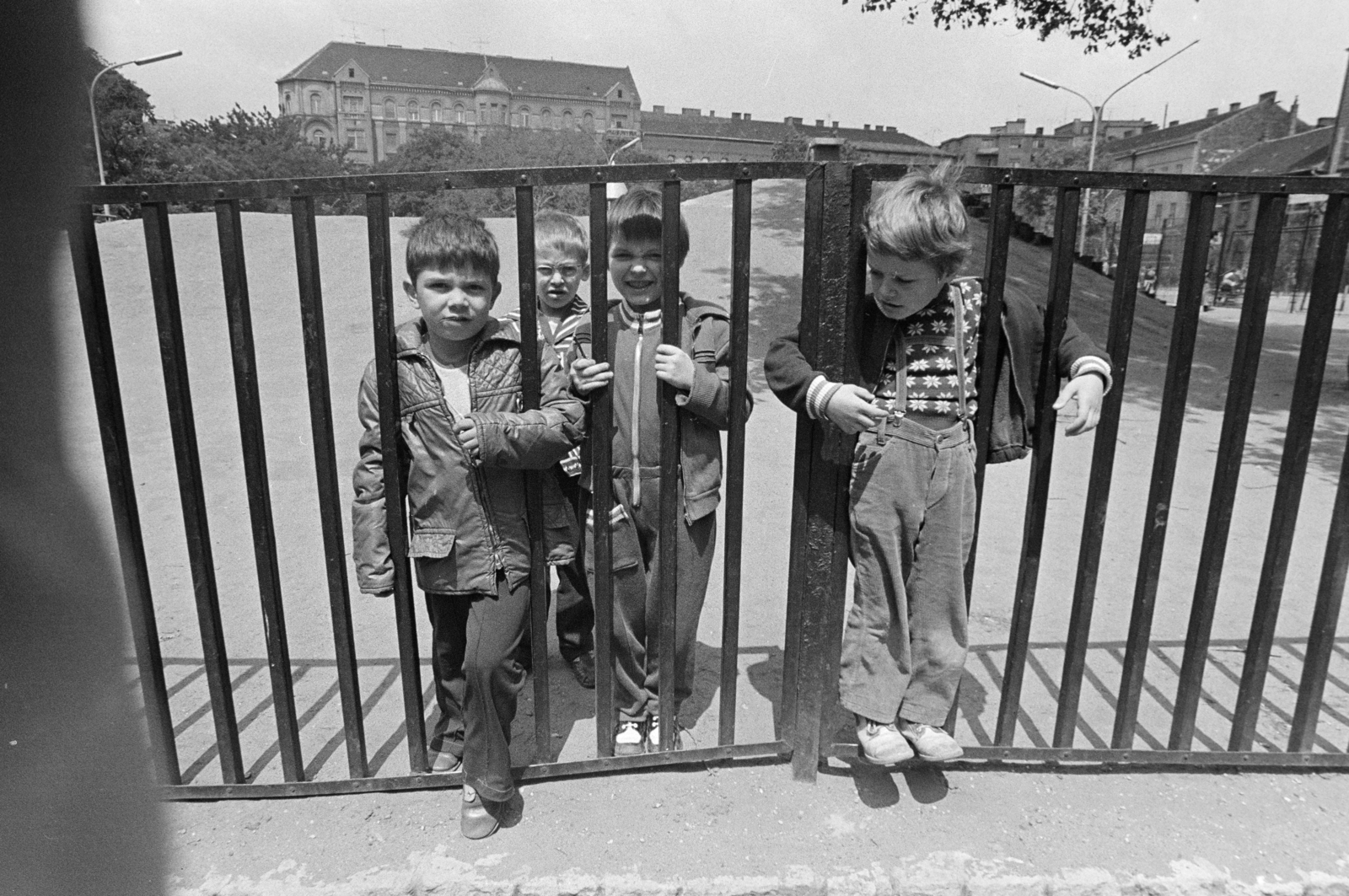 Hungary, Budapest VII., Klauzál tér., 1977, Kereki Sándor, Budapest, fence, boys, Fortepan #205472