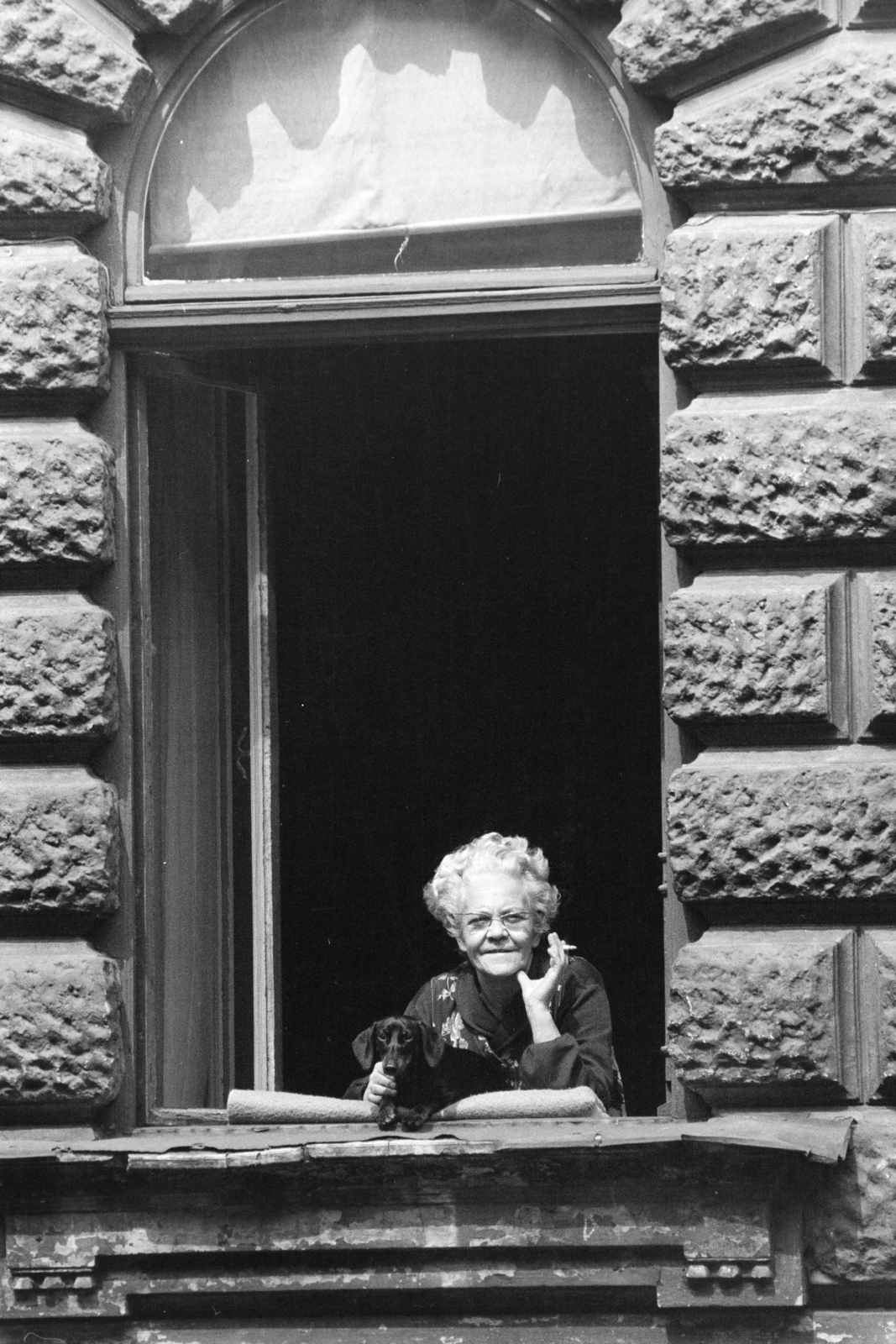 Hungary, Budapest VI., a Felső erdősor 7-es számú ház egyik földszinti utcai ablaka., 1977, Kereki Sándor, dog, cigarette, smoking, Budapest, Dachshund, leaning out of the window, Fortepan #205476