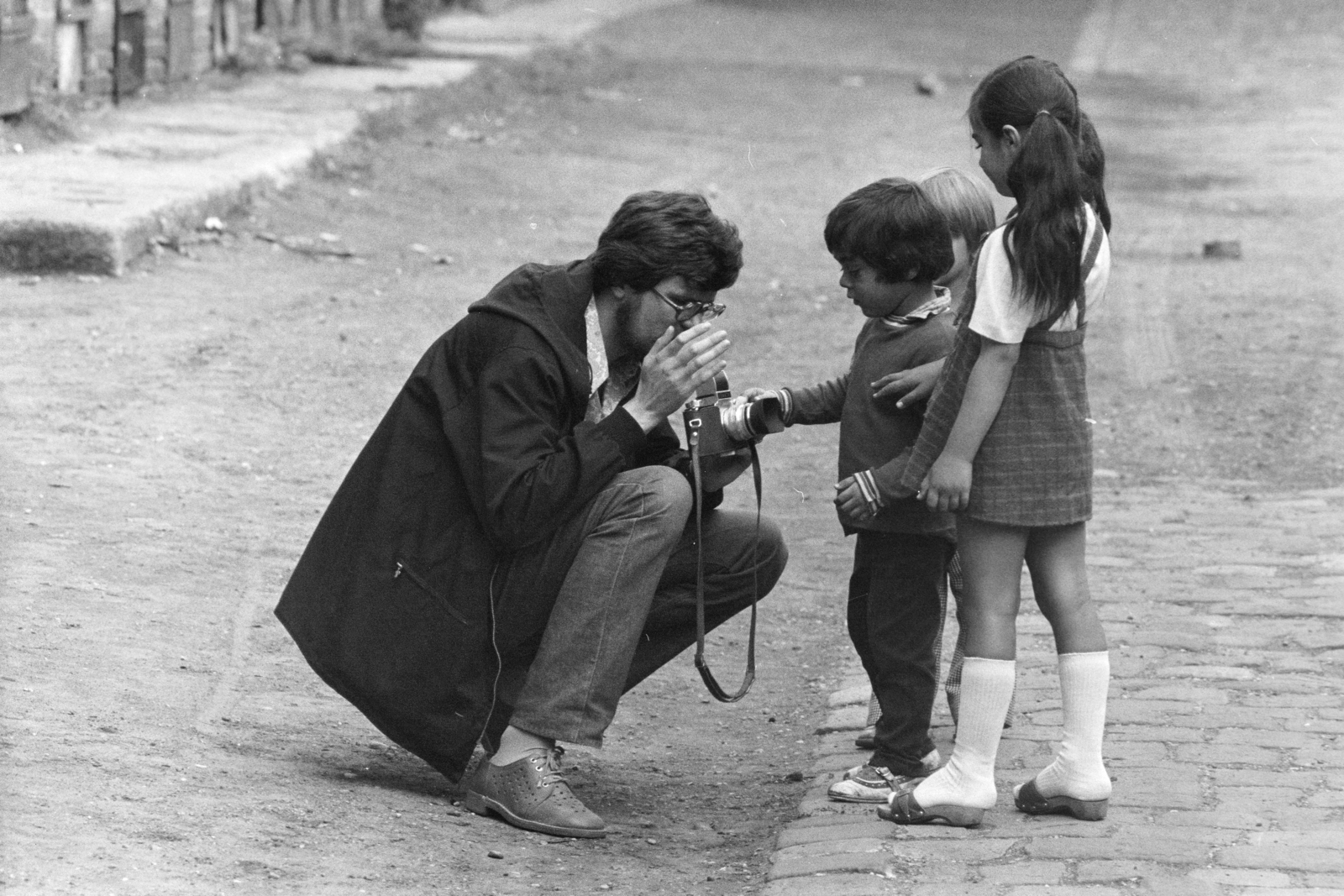 Hungary, Budapest XIII., "Tripolisz" lakótelep., 1970, Kereki Sándor, Budapest, kids, camera, curiosity, Fortepan #205477