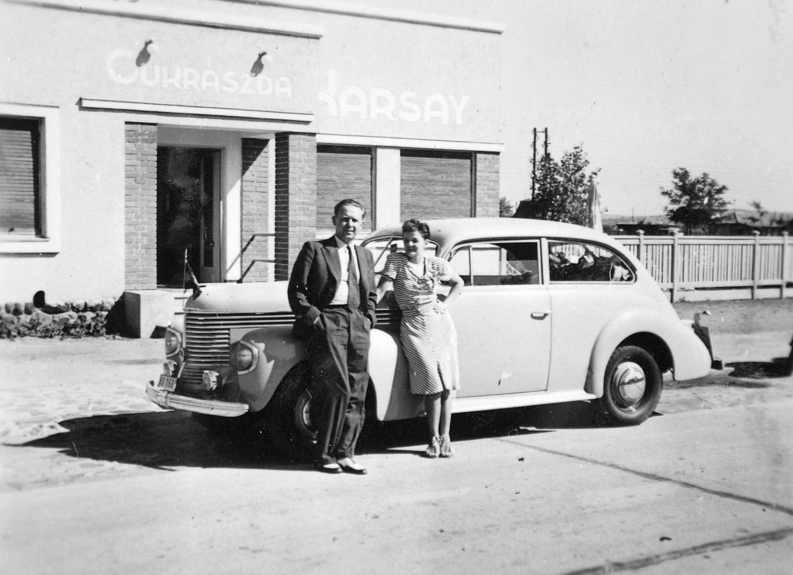 Hungary, Gárdony, Karsay (később: Sirály) cukrászda. Opel Kapitän típusú személygépkocsi., 1943, Fortepan, Gerrman brand, Opel-brand, pastry shop, man and woman, automobile, hands in pockets, Fortepan #20548