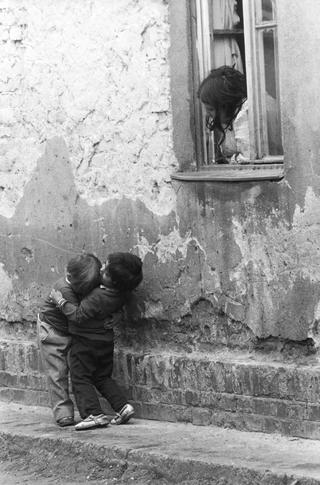 Hungary, Budapest XIII., "Tripolisz" lakótelep., 1972, Kereki Sándor, window, Budapest, boys, mother, Fortepan #205485