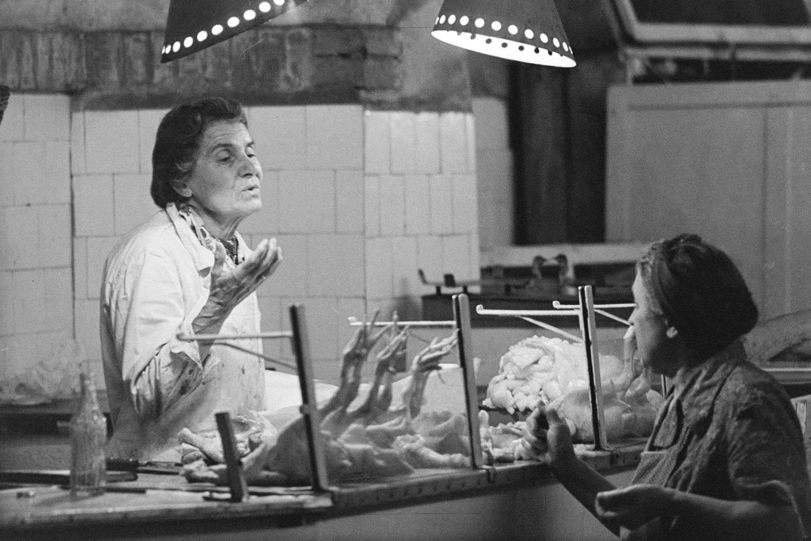 Hungary, Budapest VII., Klauzál tér, Vásárcsarnok., 1972, Kereki Sándor, vendor, poultry, Budapest, tradie, Fortepan #205497