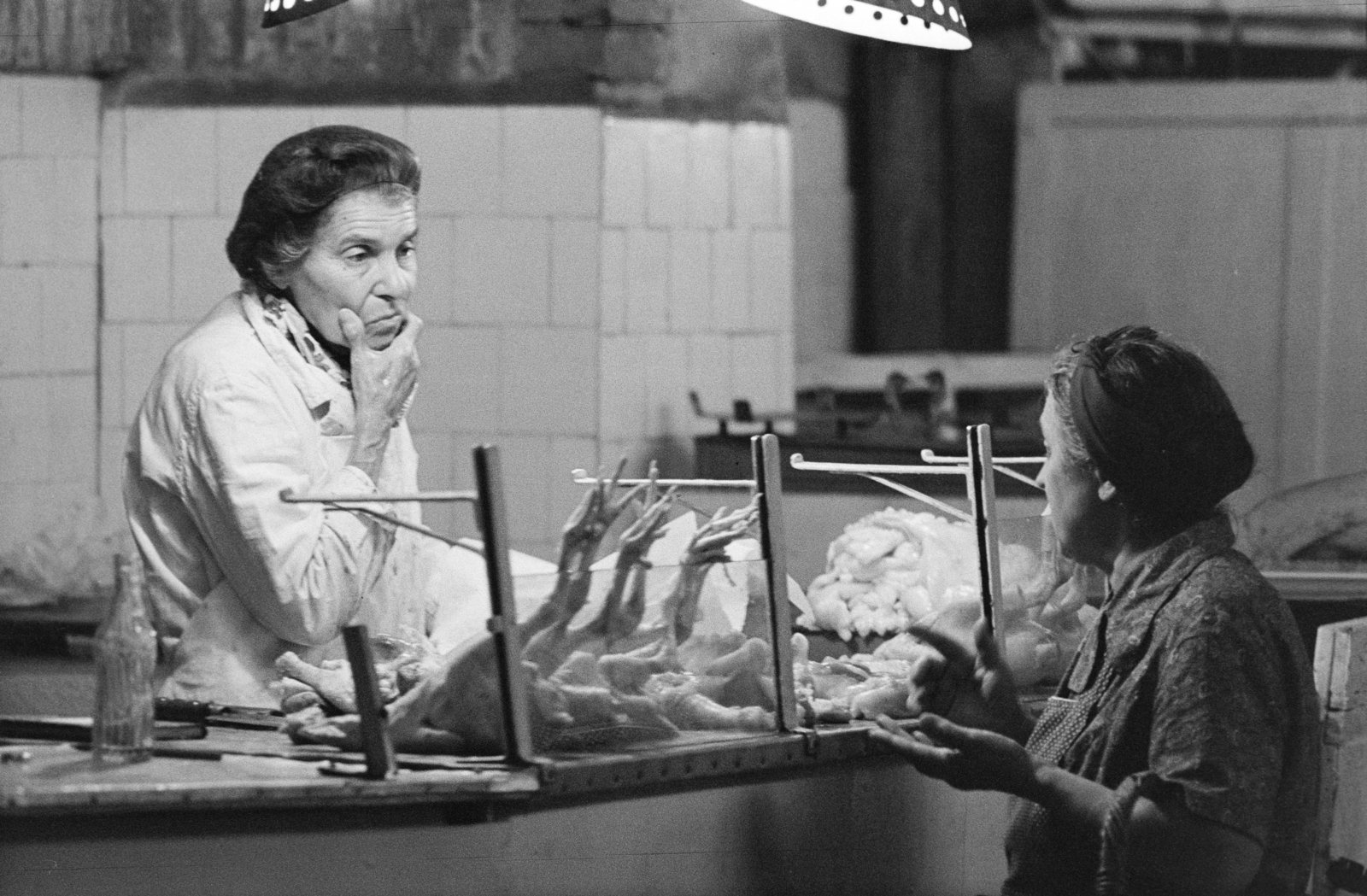 Hungary, Budapest VII., Klauzál tér, Vásárcsarnok., 1972, Kereki Sándor, Budapest, Best of, hairnet, gesture, talks, vendor, poultry, Fortepan #205499