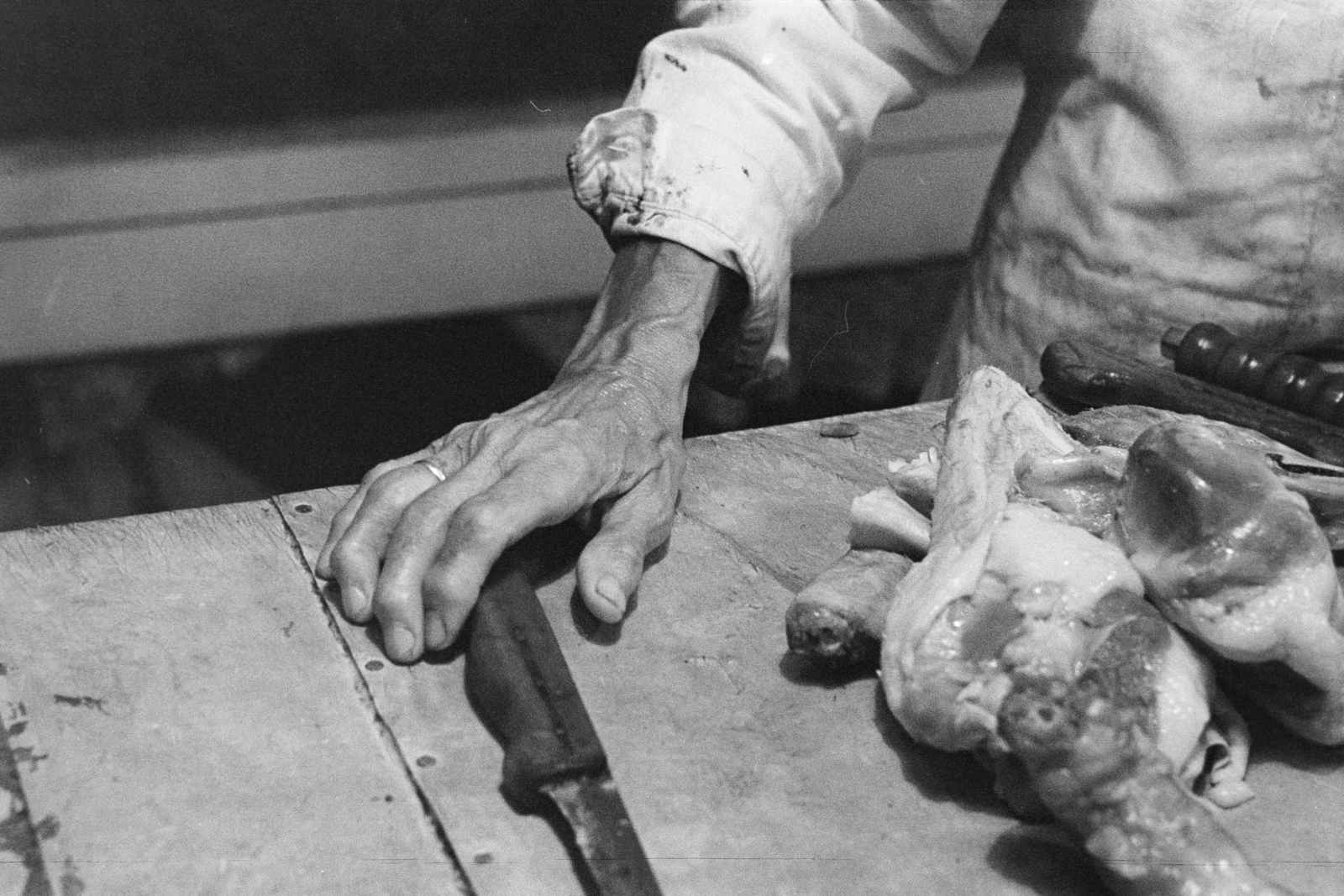 Hungary, Budapest VII., Klauzál tér, Vásárcsarnok., 1972, Kereki Sándor, butcher, knife, Budapest, Fortepan #205501