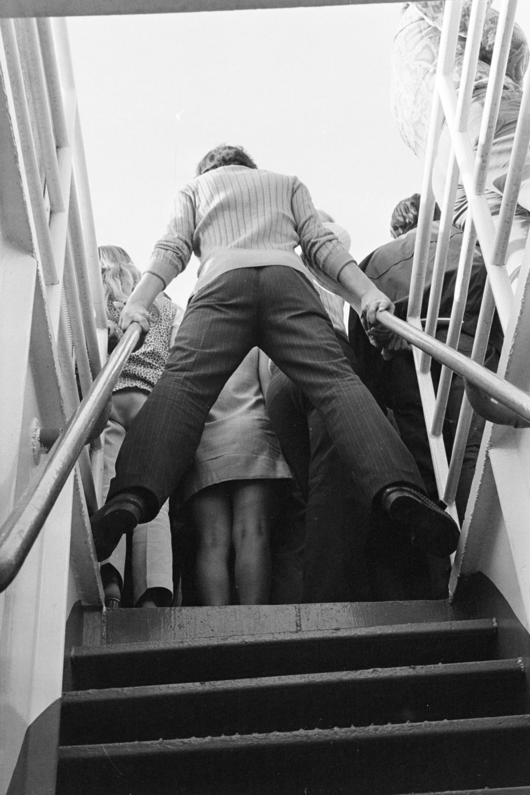 Magyarország, Budapest, a felvétel egy hajó fedélzetén készült a Dunán., 1974, Kereki Sándor, terpesz, háttal, mutatvány, alulnézet, Fortepan #205522