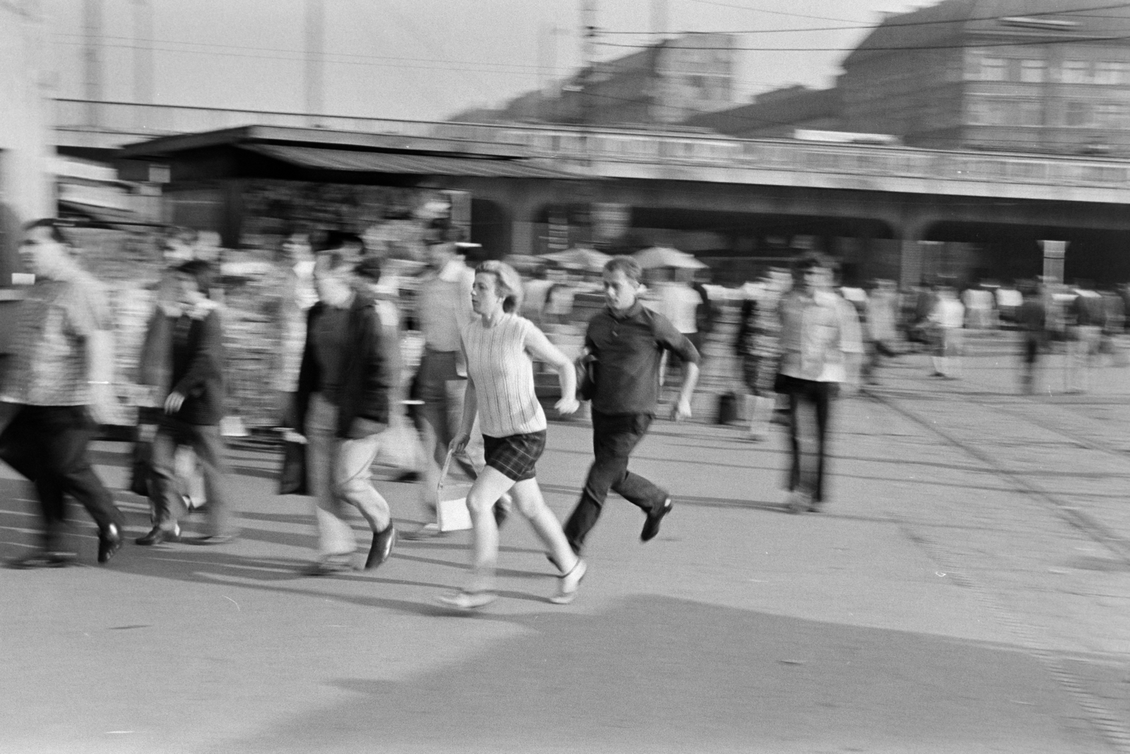 Magyarország, Budapest IX., Boráros tér, a Petőfi híd hídfője, háttérben a Közraktár utca házsora., 1975, Kereki Sándor, Budapest, futás, Fortepan #205537