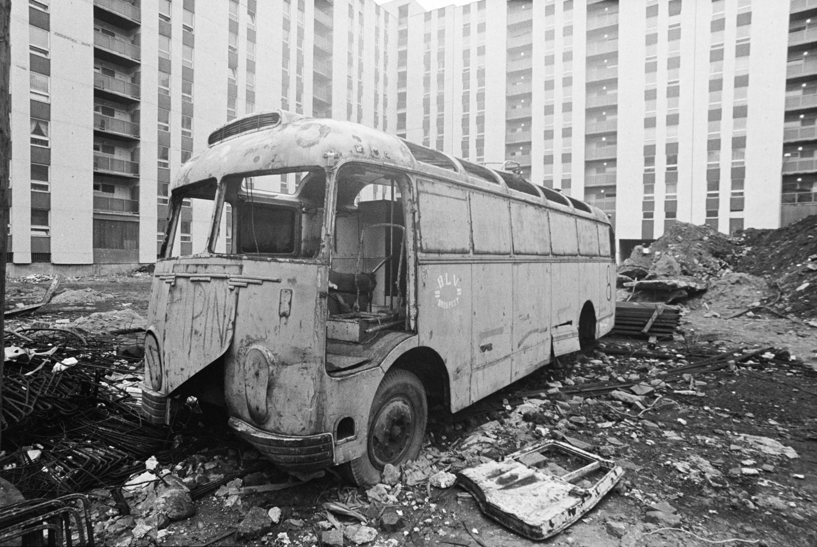 Magyarország, Budapest VIII., Baross utca, később itt épült fel a Közért, szemben a 111/B és /A épület., 1975, Kereki Sándor, járműroncs, Ikarus 30, Budapest, Fortepan #205555