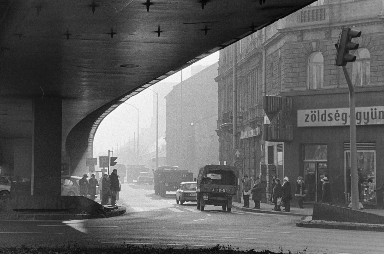 Hungary, Budapest VIII., Baross tér a Fiumei (Mező Imre) út torkolatánál. Felüljáró a Fiumei (Mező Imre) út és Rottenbiller utca között., 1978, Kereki Sándor, Budapest, genre painting, Fortepan #205559