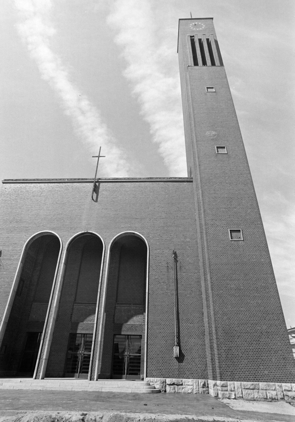 Hungary, Komarno, Jézus Szíve-templom., 1977, Kereki Sándor, church, modern architecture, Fortepan #205562