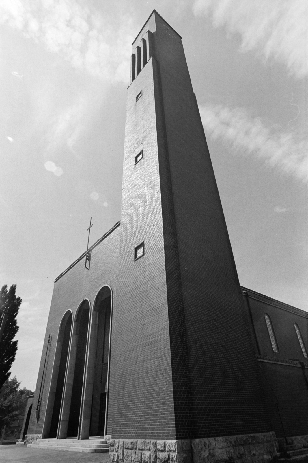 Hungary, Komarno, Jézus Szíve-templom., 1977, Kereki Sándor, church, modern architecture, Fortepan #205566