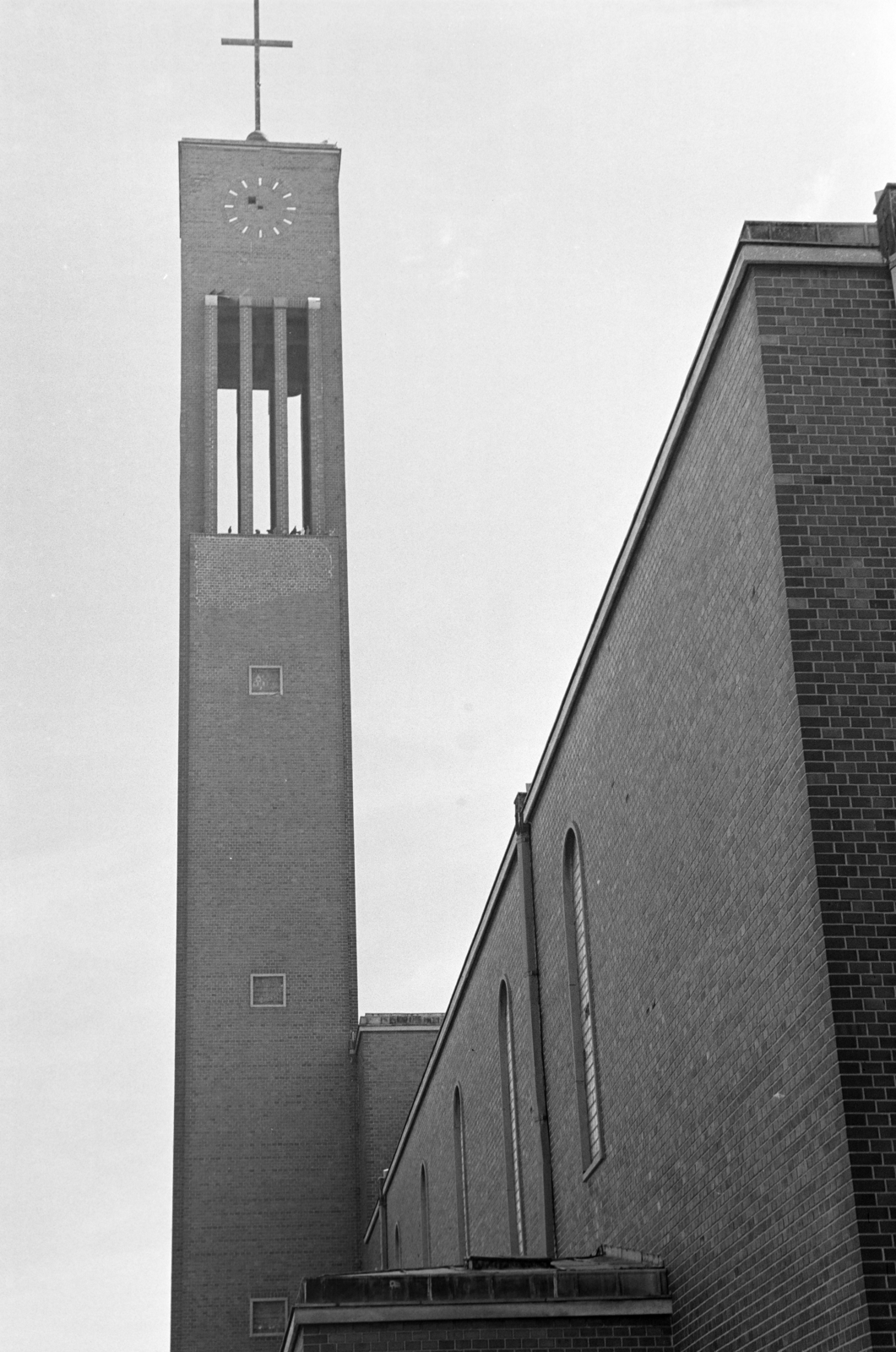 Hungary, Komarno, Jézus Szíve-templom., 1977, Kereki Sándor, church, modern architecture, Fortepan #205569