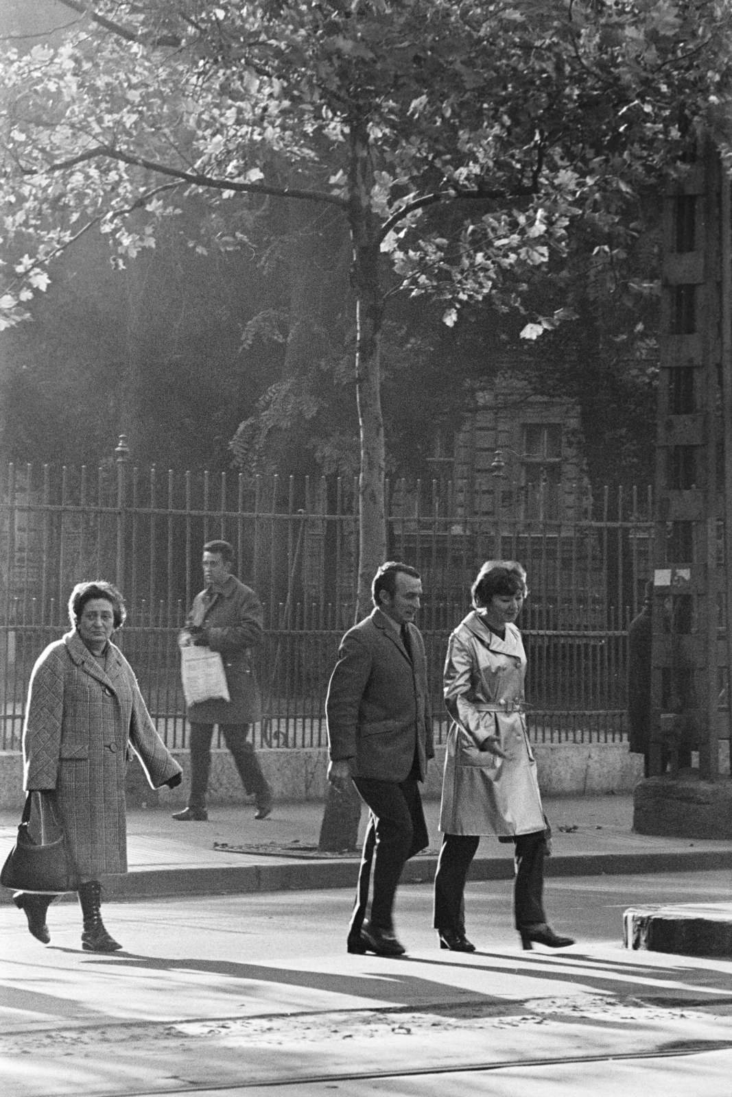 Magyarország, Budapest VIII., Múzeum körút, háttérben a Múzeumkert Múzeum utca felöli oldala., 1976, Kereki Sándor, Budapest, járókelő, Fortepan #205596