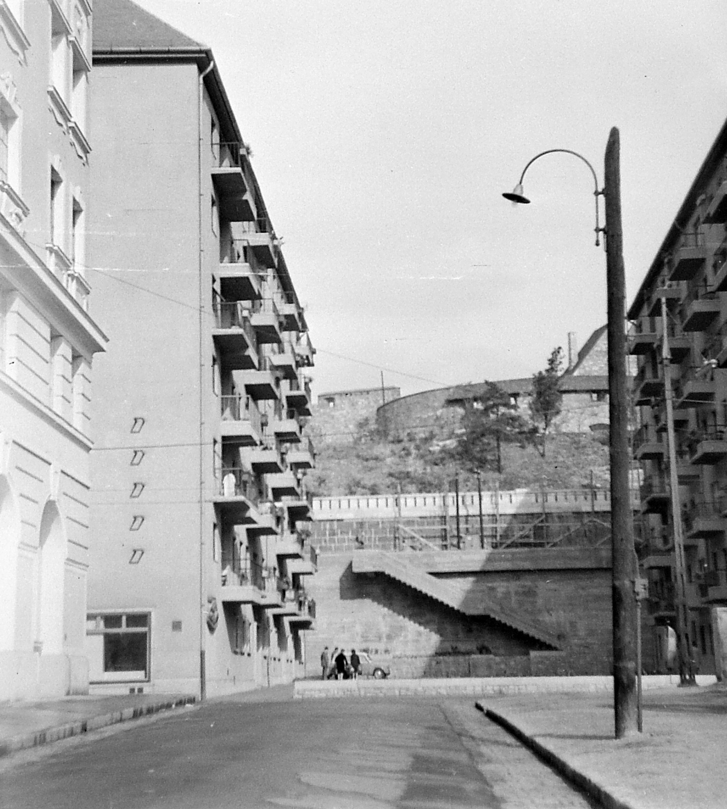 Hungary, Budapest I., Attila út, lépcsőfeljáró a budai Várhoz a 25. és 23. számú ház között, fent a Déli nagy rondella., 1962, Fortepan, lamp post, Budapest, Fortepan #2056