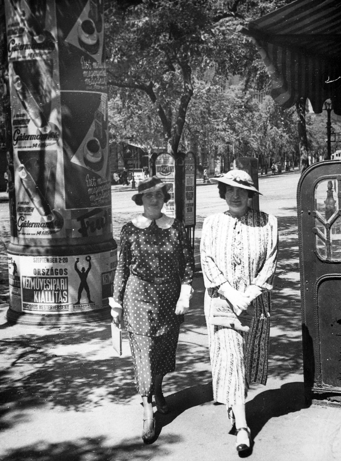 Magyarország, Budapest IX., a Ferenc körút Boráros tér és Mester utca közötti szakasza a Széchenyi kávéház előtt., 1935, Fortepan, divat, plakát, hirdetőoszlop, Budapest, Fortepan #20561