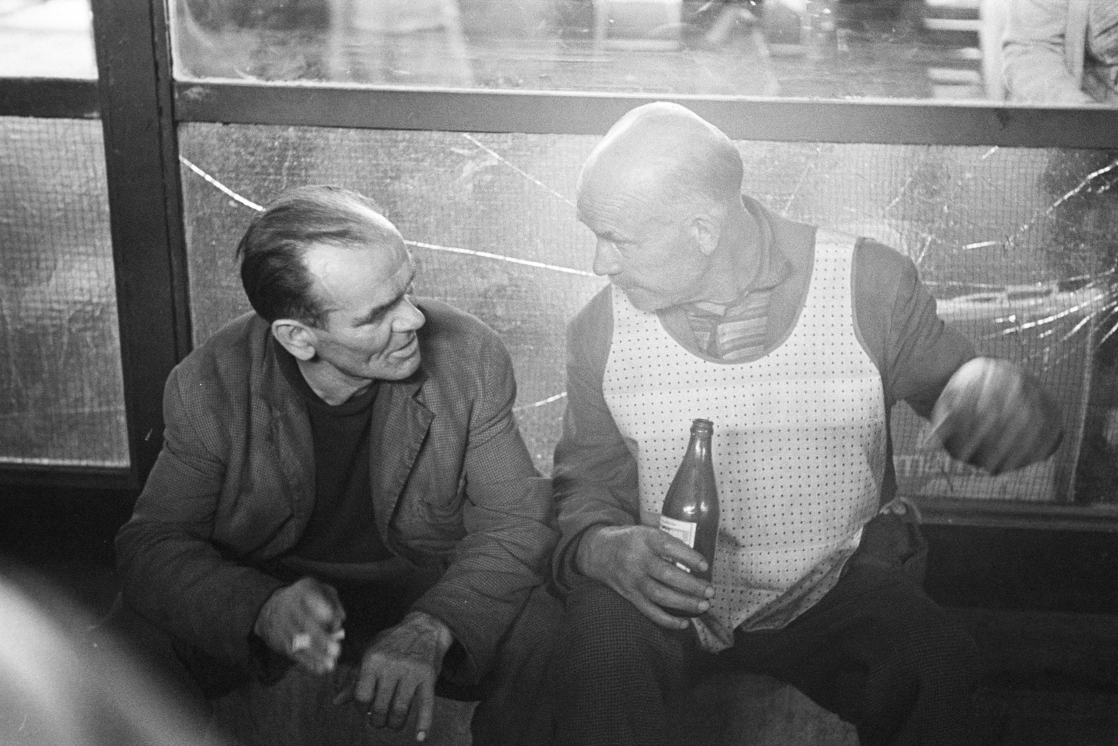 Hungary, Budapest IX., Fővám (Dimitrov) tér, Központi Vásárcsarnok., 1971, Kereki Sándor, beer, Budapest, men, talks, Fortepan #205629