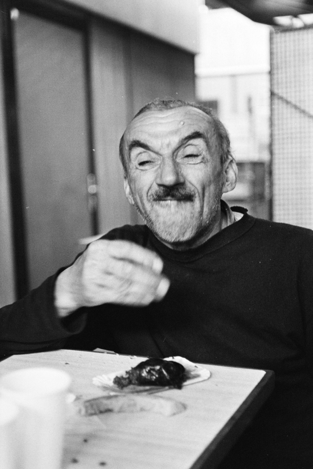 Hungary, Budapest IX., Fővám (Dimitrov) tér, Központi Vásárcsarnok, falatozó a galérián., 1971, Kereki Sándor, meal, gesture, Budapest, Fortepan #205630