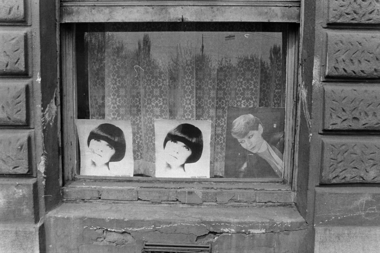 Hungary, Budapest IX., Haller utca (Hámán Kató út) 54., 1978, Kereki Sándor, poster, Budapest, hairdo, Fortepan #205642