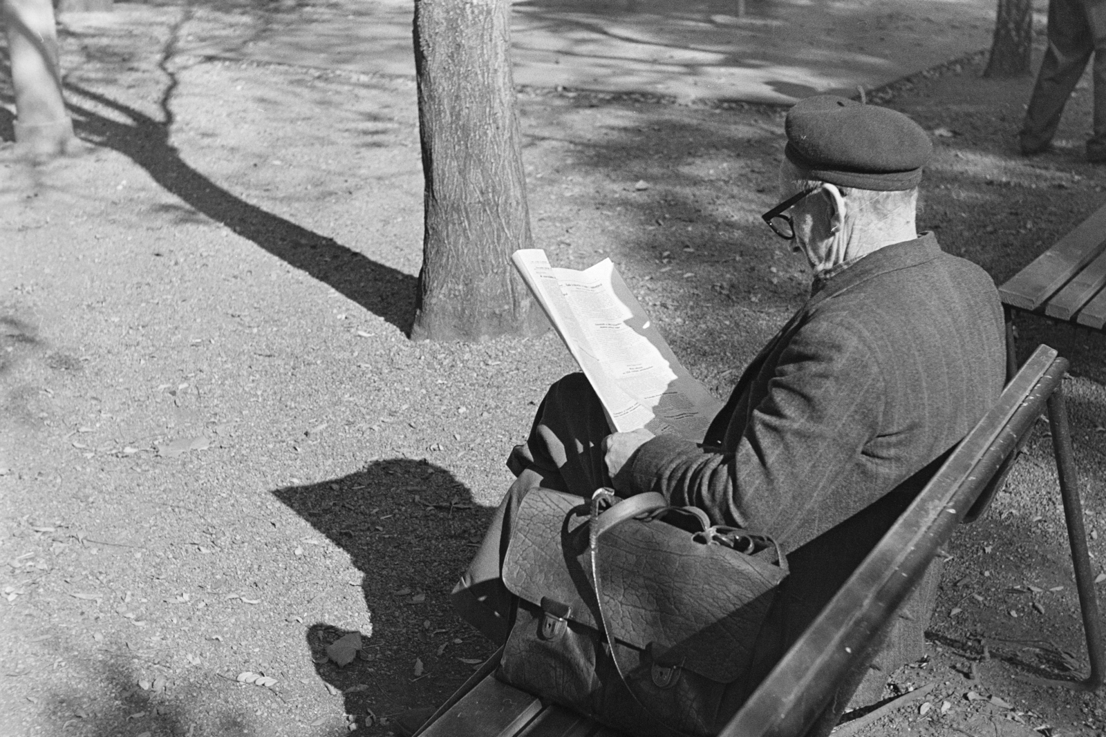 Hungary, Budapest VI., Hunyadi tér., 1971, Kereki Sándor, reading, newspaper, Budapest, Fortepan #205646