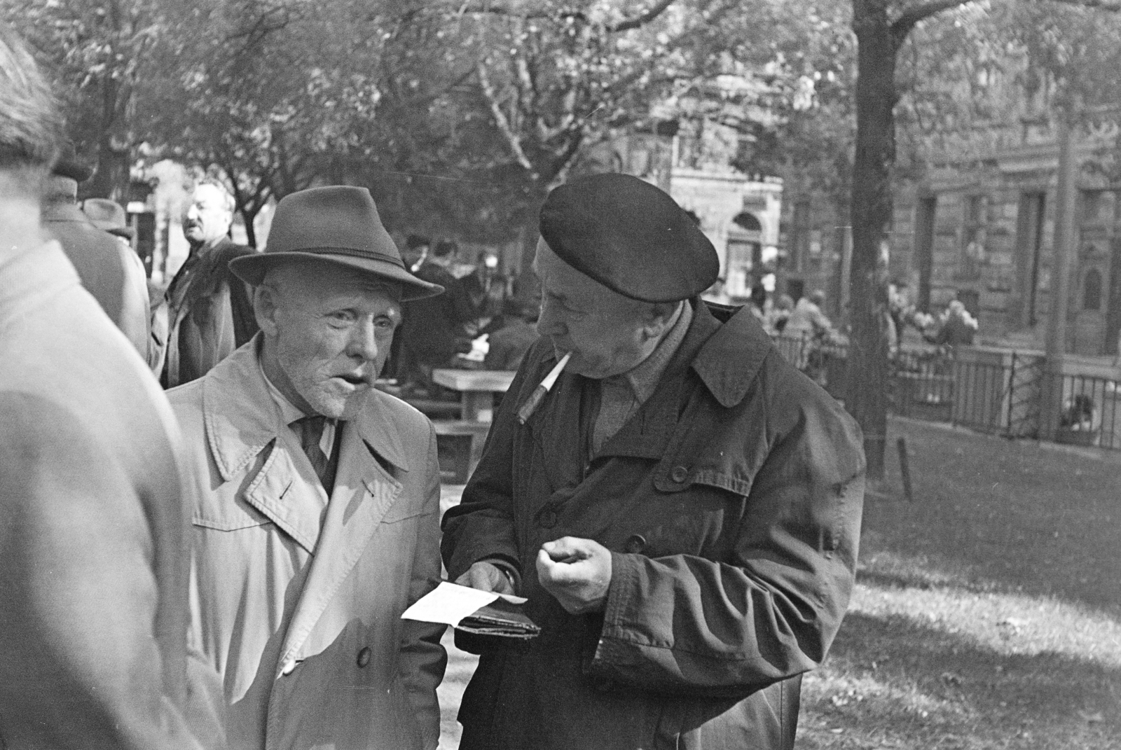 Hungary, Budapest VI., Hunyadi tér, háttérben a Szófia utca - Vörösmarty utca sarok., 1971, Kereki Sándor, Budapest, men, cigarette holder, talks, Fortepan #205648