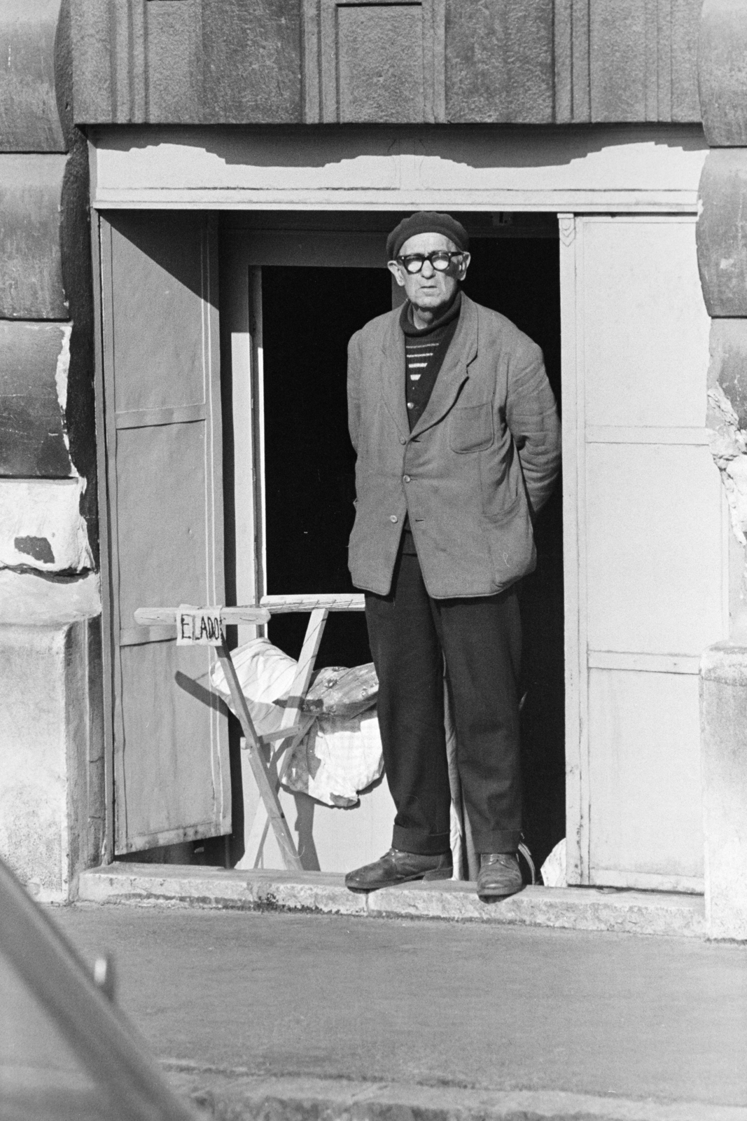 Hungary, Budapest IX., szuterén lakás a Mihálkovics utca 14-es számú házban., 1977, Kereki Sándor, Budapest, standing in door, hands behind the back, old person, message, doodle, clothes-horse, Fortepan #205666