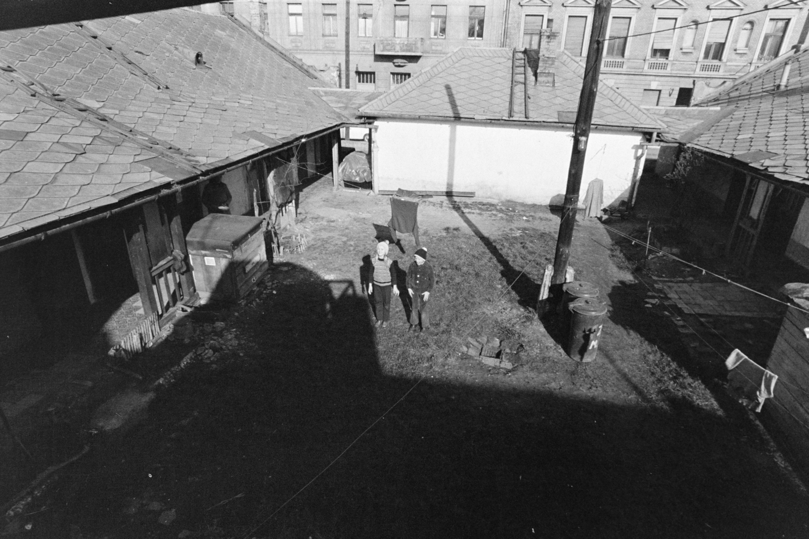 Hungary, Budapest IX., Mihálkovics-telep, háttérben a Mihálkovics utca 16. és 18. számú ház., 1977, Kereki Sándor, Budapest, inner courtyard, Fortepan #205667