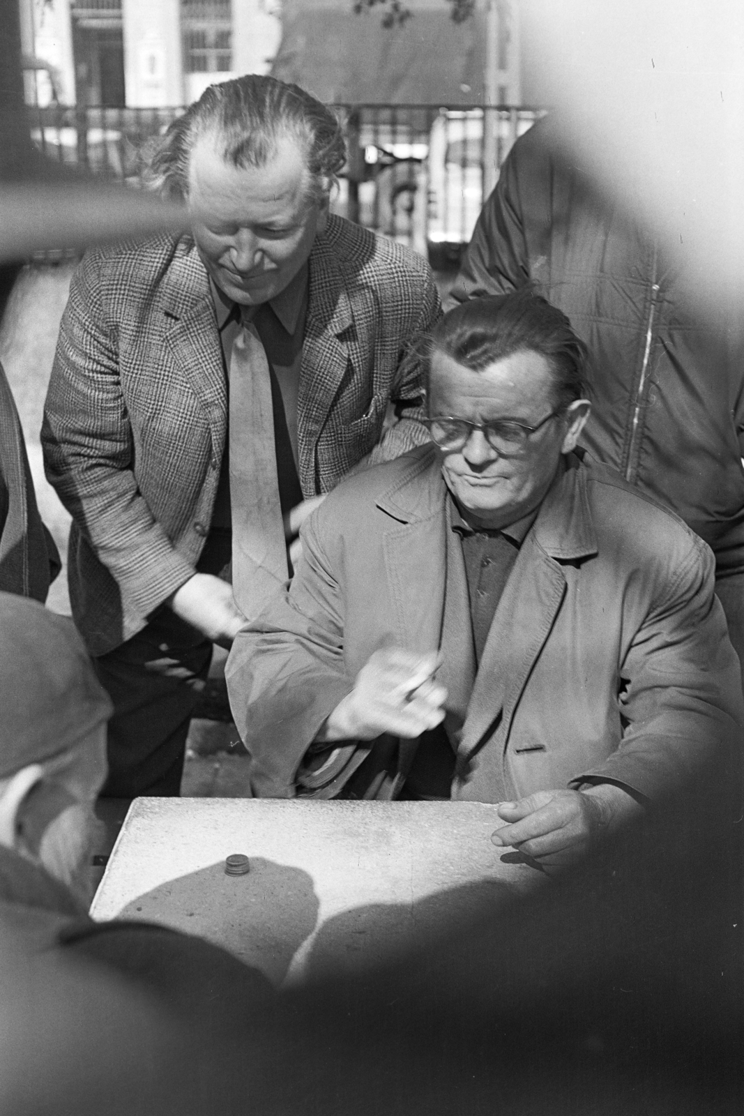 Hungary, Budapest VII., Klauzál tér., 1972, Kereki Sándor, Budapest, money, kibitzer, smoking, table, men, Fortepan #205669