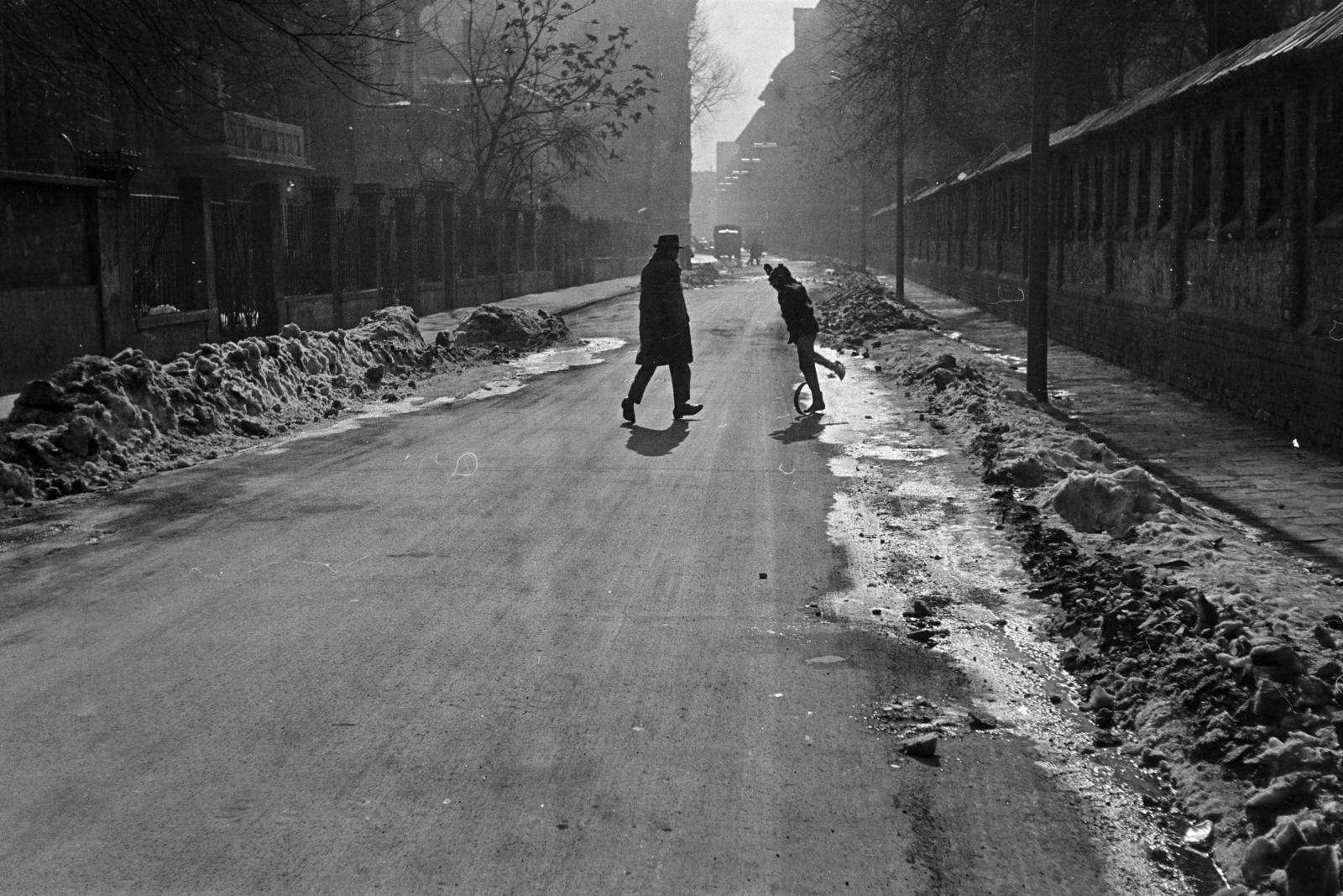 Hungary, Budapest VI., a Kmety György (Kmetty) utca a Munkácsy Mihály utca felől a Bajza utca felé nézve, jobbra az Epreskert., 1972, Kereki Sándor, Budapest, snow piles, Fortepan #205673