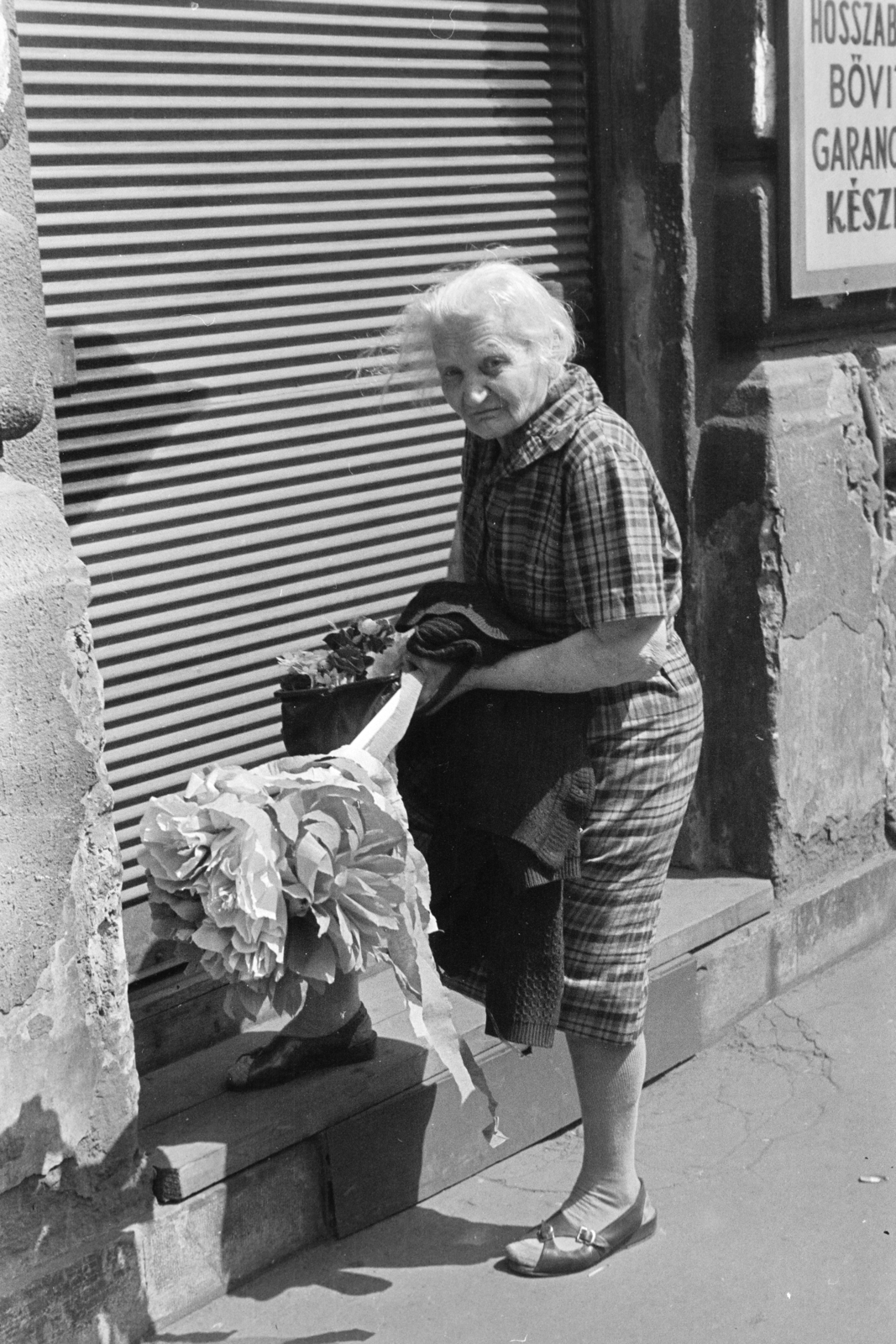 Hungary, Budapest VI., 1973, Kereki Sándor, Budapest, old person, shutter, maypole, Fortepan #205682