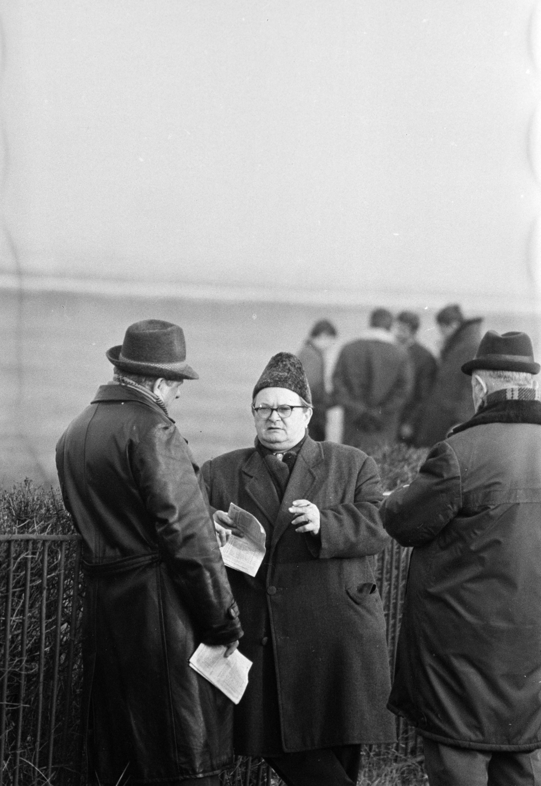 Hungary, Budapest X., Albertirsai út, a felvétel a Lóversenypályán készült (később Kincsem Park)., 1970, Kereki Sándor, Budapest, men, talks, horse race, Fortepan #205685