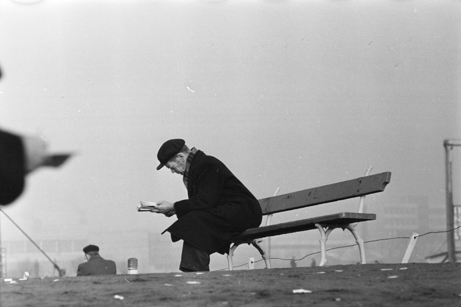 Hungary, Budapest X., Albertirsai út, a felvétel a Lóversenypályán készült (később Kincsem Park)., 1970, Kereki Sándor, Budapest, man, bench, Fortepan #205686