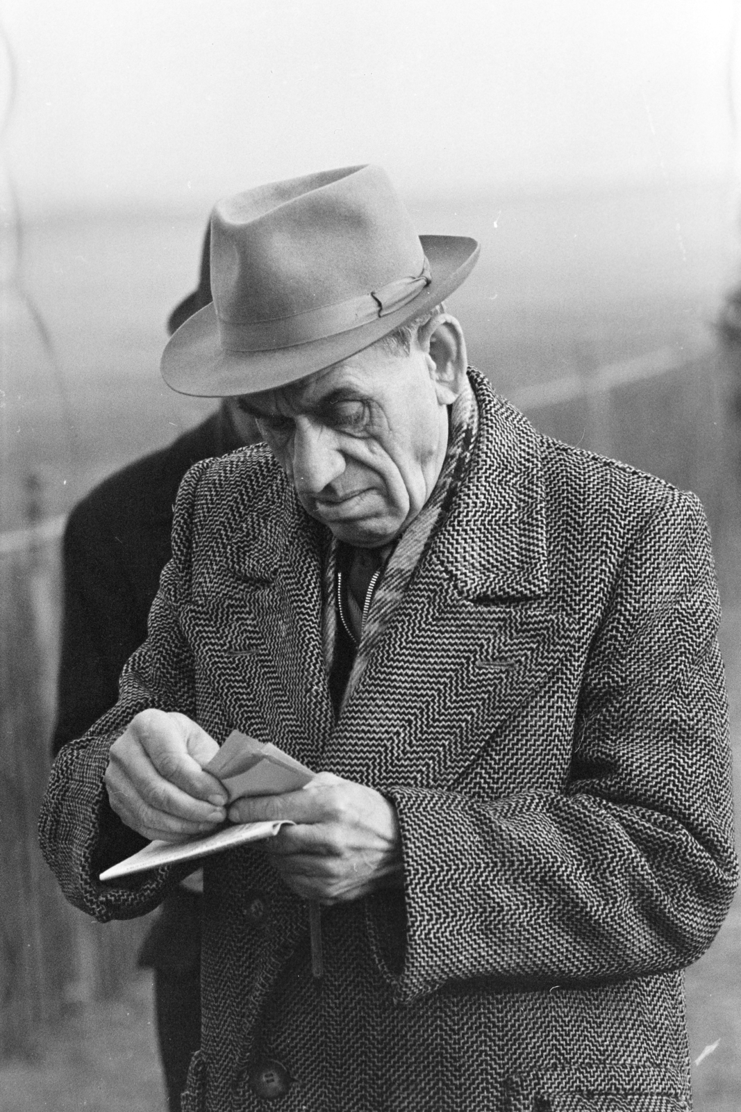 Hungary, Budapest X., Albertirsai út, a felvétel a Lóversenypályán készült (később Kincsem Park)., 1970, Kereki Sándor, man, hat, coat, hold in arms, Budapest, Fortepan #205688