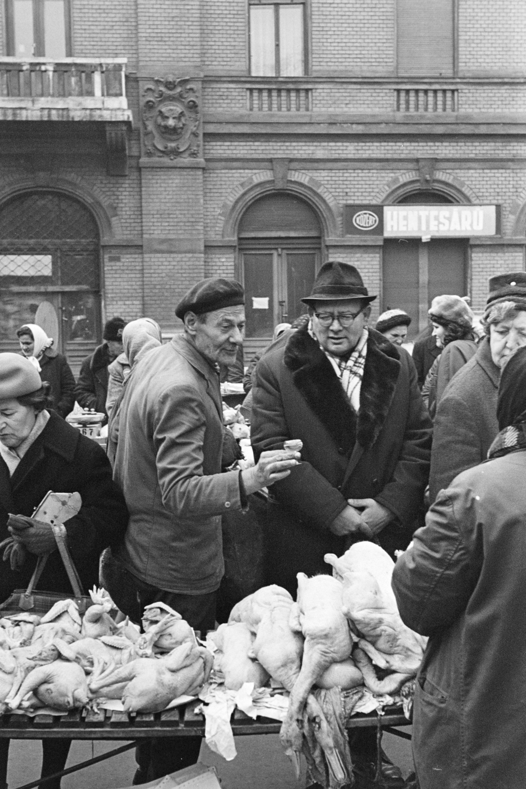 Hungary, Budapest VI., Hunyadi tér, piac a Vásárcsarnok előtt., 1974, Kereki Sándor, butcher, butcher shop, Budapest, Fortepan #205697