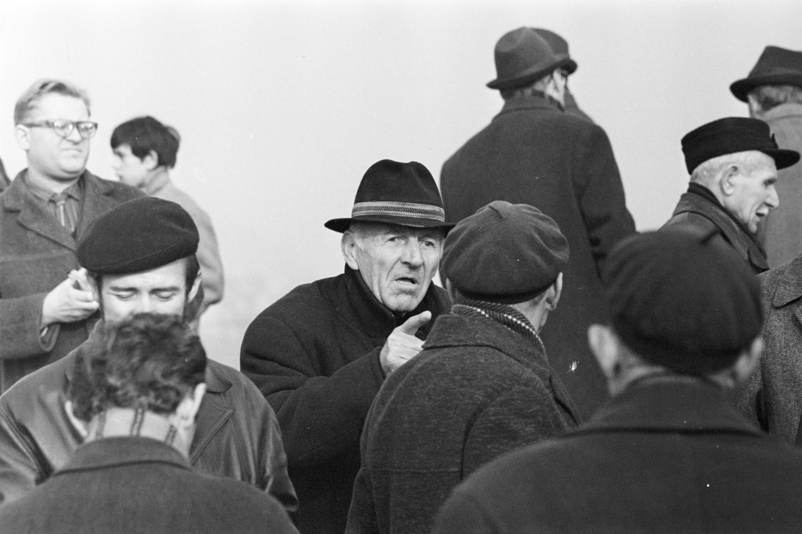 Hungary, Budapest X., Albertirsai út, a felvétel a Lóversenypályán készült (később Kincsem Park)., 1970, Kereki Sándor, man, hat, point a finger, talks, Budapest, Fortepan #205701