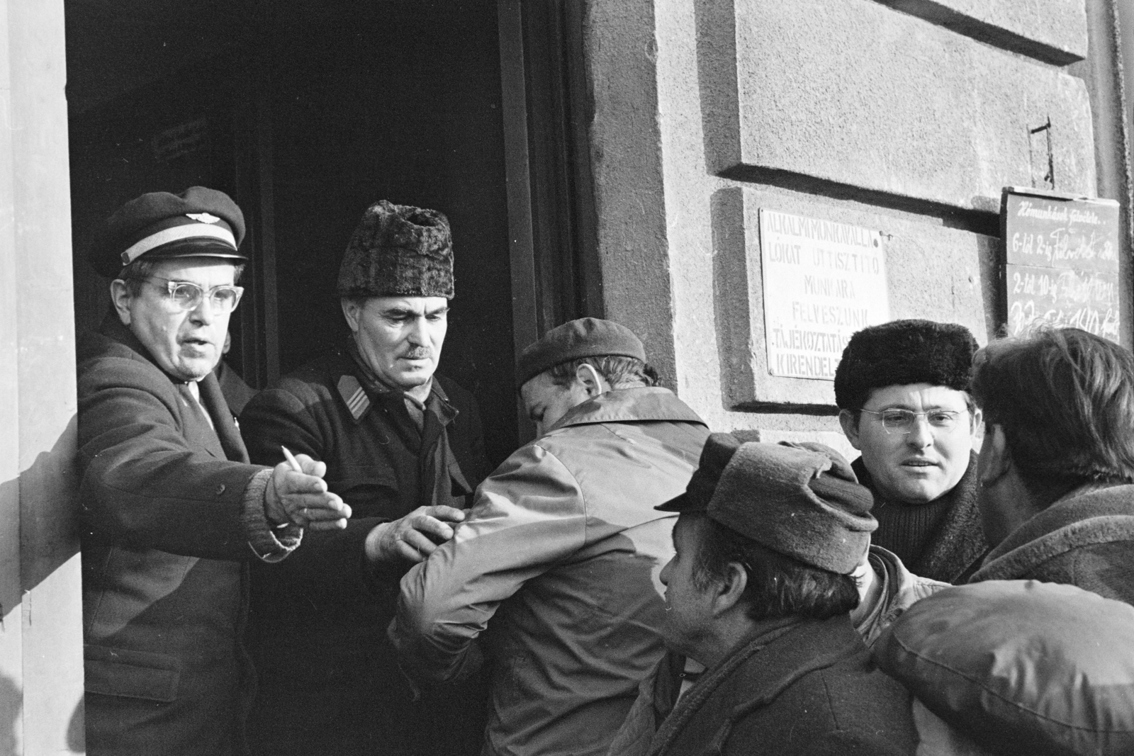 Hungary, Budapest V., Belgrád rakpart 25., hóeltakarító alkalmi munkára jelentkezők a Fővárosi Köztisztasági Hivatal kirendeltsége előtt., 1971, Kereki Sándor, Budapest, gesture, Fortepan #205707