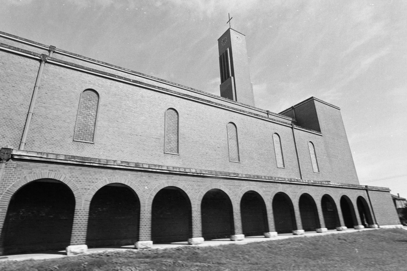 Hungary, Komarno, Jézus Szíve-templom., 1977, Kereki Sándor, modern architecture, Fortepan #205717