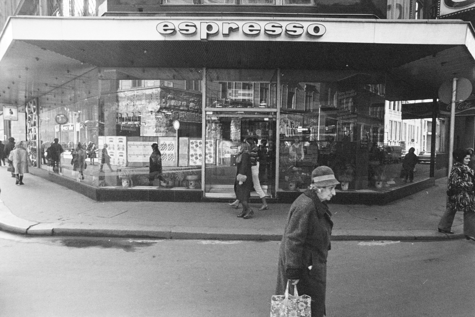 Hungary, Budapest V., Váci utca - Türr István utca sarok, Anna presszó., 1978, Kereki Sándor, Budapest, reflection, Fortepan #205725