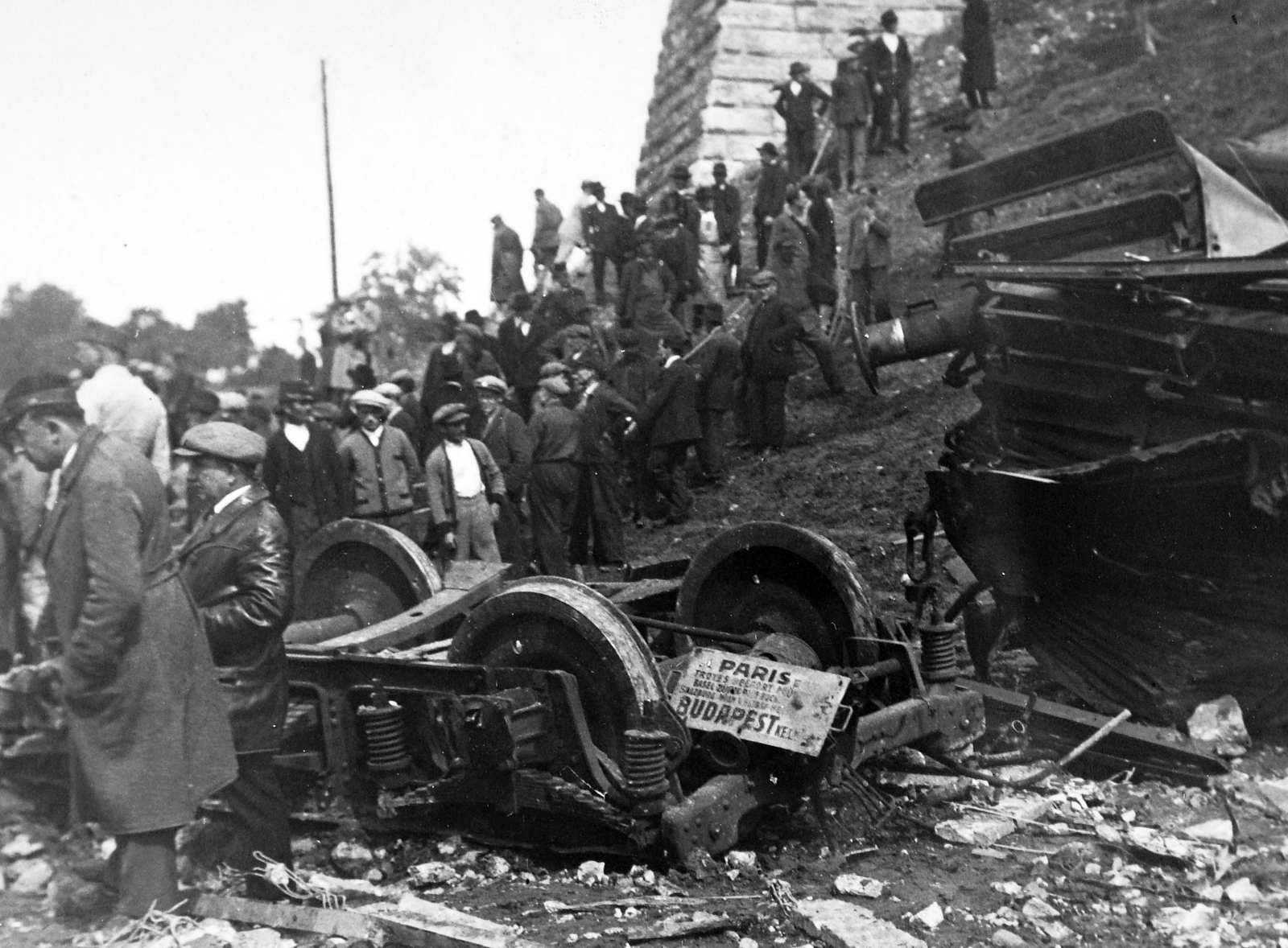 Hungary, Biatorbágy, a felvétel a vasúti viaduktnál az 1931. szeptember 13-i merénylet után készült., 1931, Fortepan, Hungarian Railways, railway, bridge, mass, wreck, railway bridge, destination sign, crime scene investigation, felony, Fortepan #20575