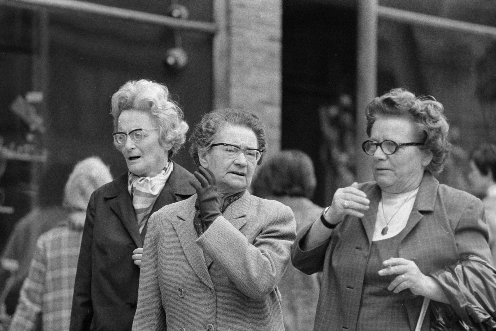 Hungary, Budapest V., Ferenciek tere (Felszabadulás tér), háttérben a Párizsi-udvar., 1975, Kereki Sándor, Budapest, old person, glasses, Fortepan #205756
