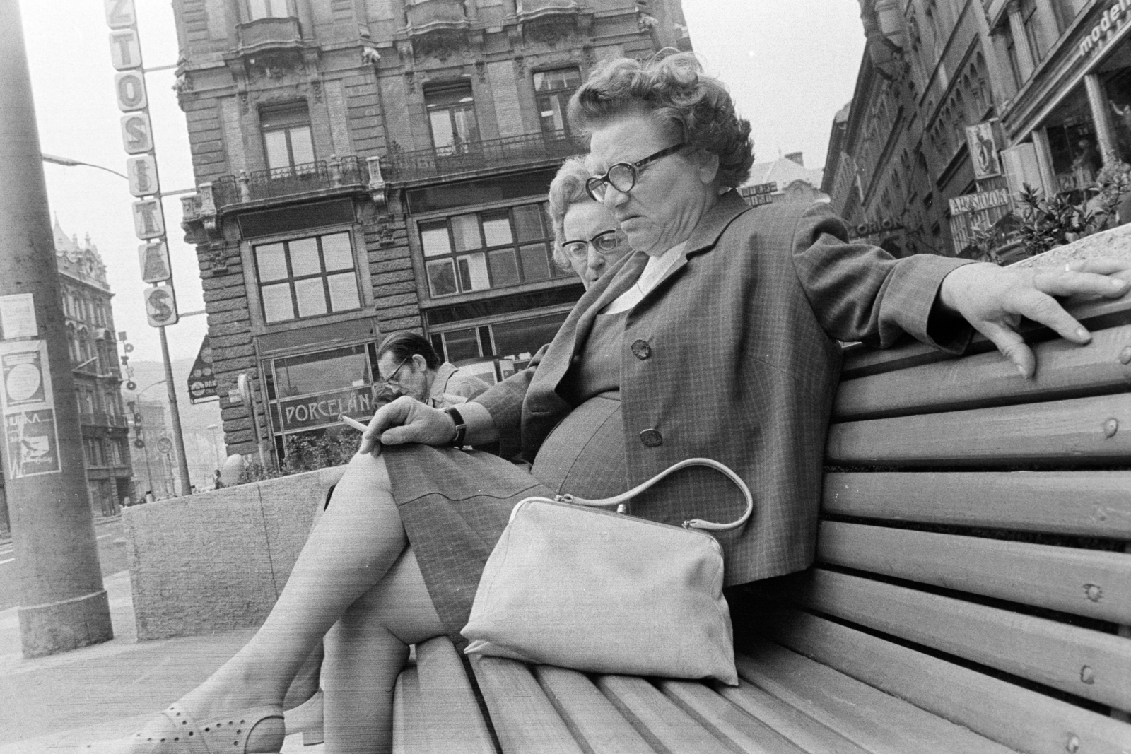 Hungary, Budapest V., Ferenciek tere (Felszabadulás tér), balra a Szabad sajtó út, jobbra a Kígyó utca., 1975, Kereki Sándor, Budapest, costume, bench, relaxation, handbag, Fortepan #205757
