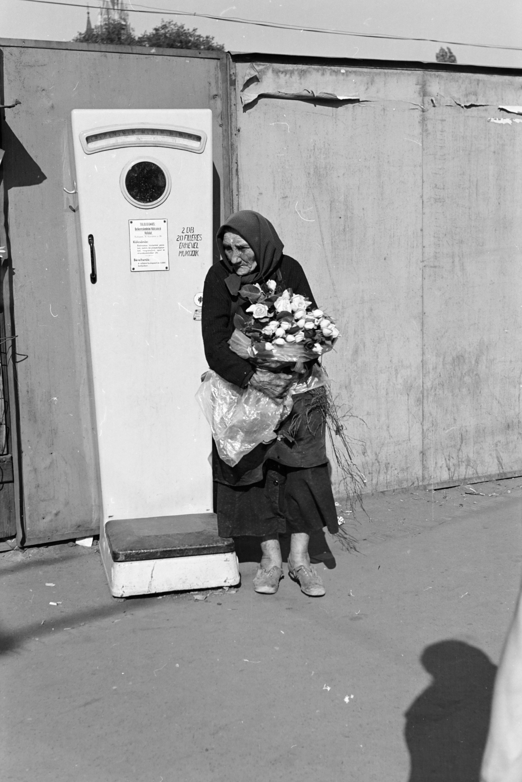 Magyarország, Budapest XIII., Váci út - Dózsa György út sarok, a palánk felett balra a Huba utcai karmelita templom toronycsúcsa látszik., 1969, Kereki Sándor, virágárus, Budapest, utcai mérleg, Fortepan #205760