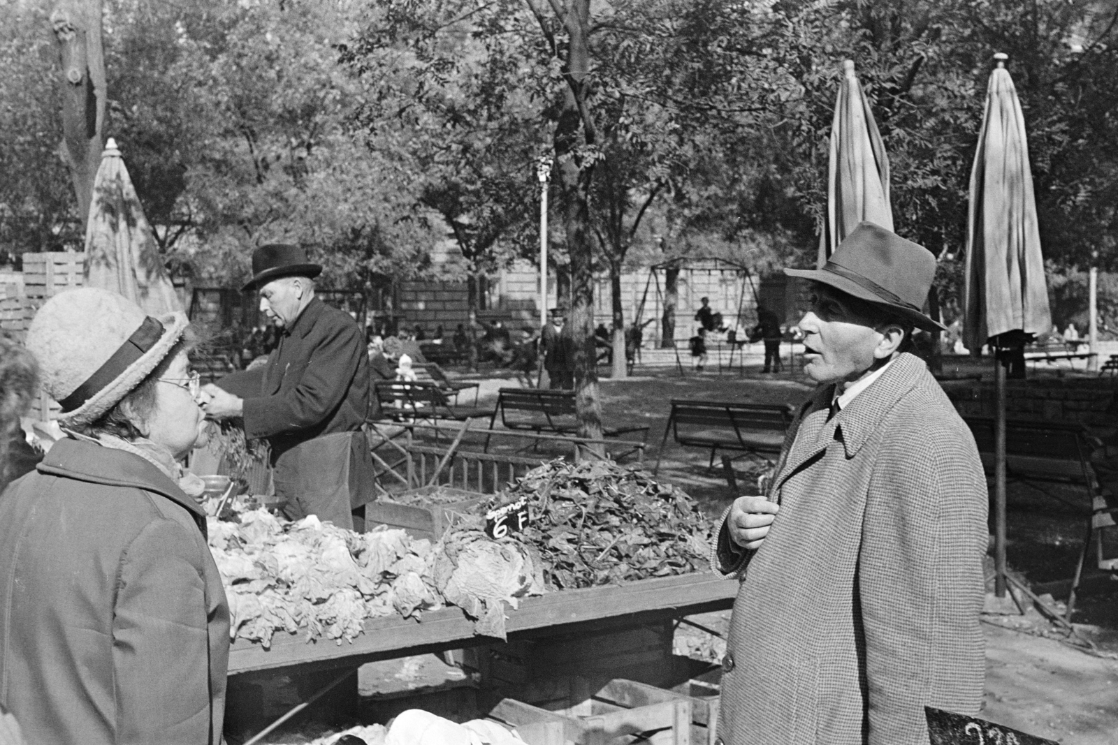 Magyarország, Budapest VI., Hunyadi tér, piac a Vásárcsarnok előtt., 1969, Kereki Sándor, Budapest, árus, beszélgetés, Fortepan #205774