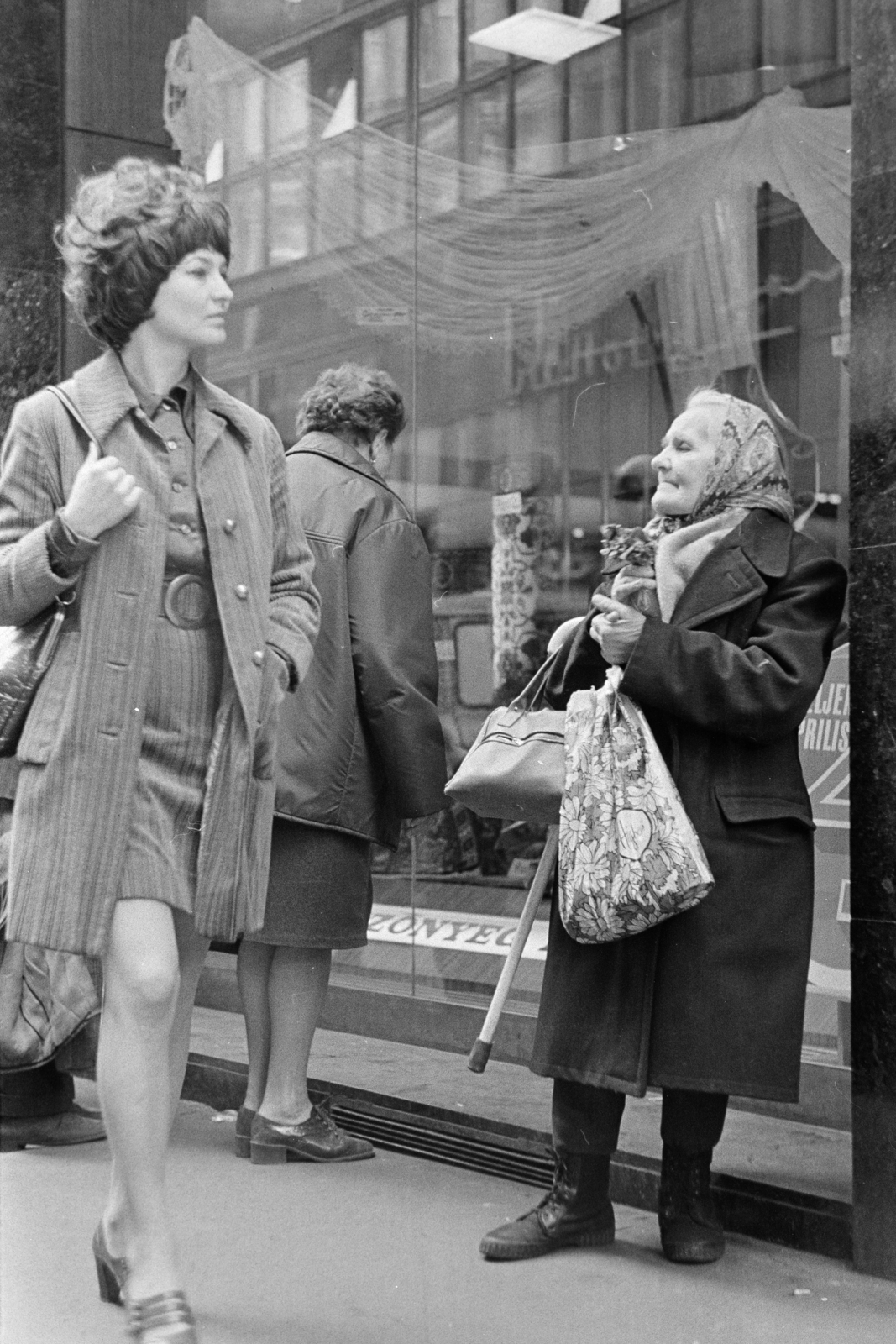 Hungary, Budapest V., a felvétel a Kígyó utca 4-6. szám alatti Röltex szőnyeg- és függönyszaküzlet előtt készült., 1975, Kereki Sándor, Budapest, old person, Show window, Fortepan #205785