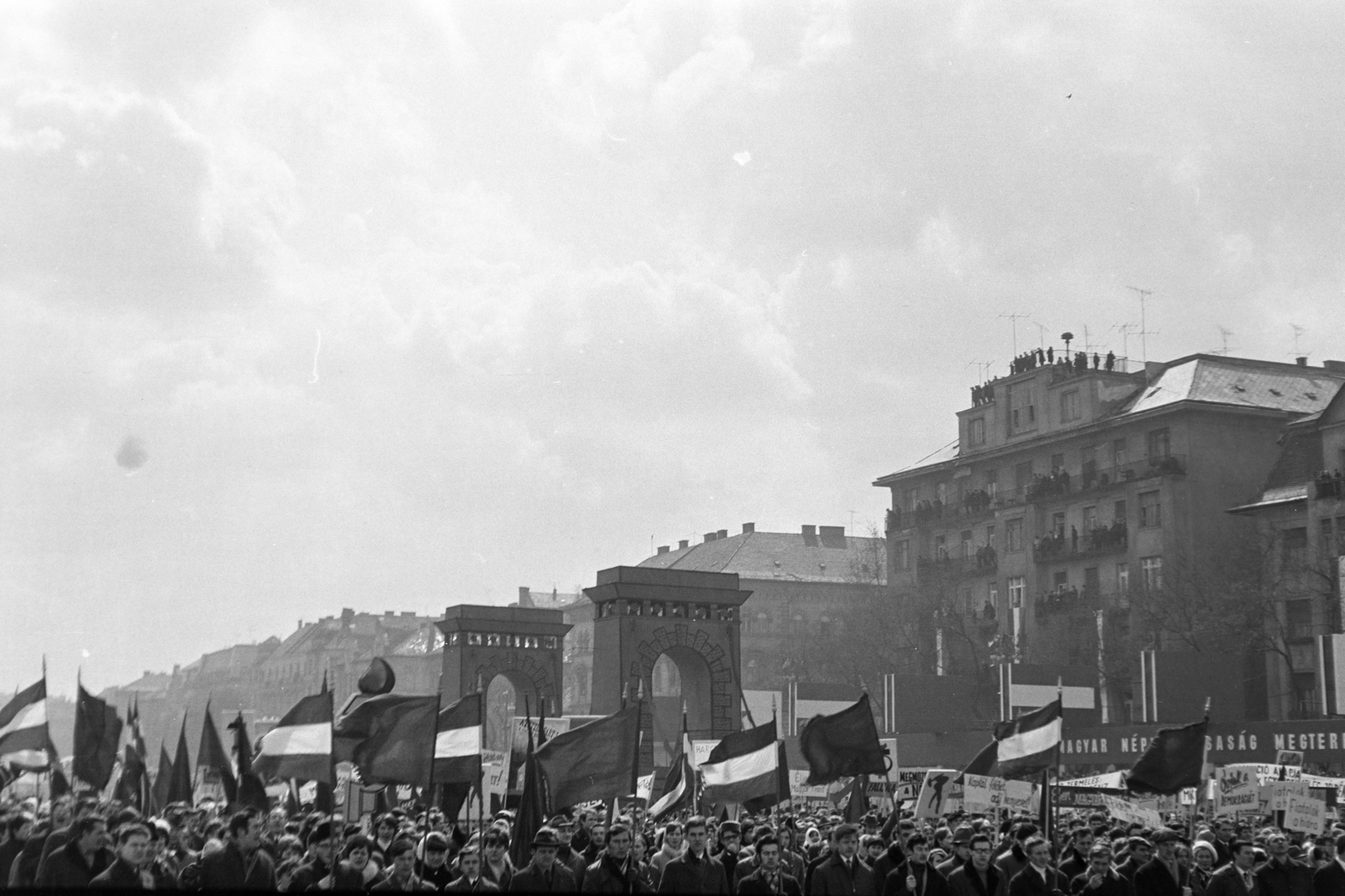 Hungary, Budapest XIV.,Budapest VII., Ötvenhatosok tere (Felvonulási tér), háttérben a Dózsa György út házsora. Az április 4-i katonai díszszemlét követően hatvanezer KISZ-es felvonulása., 1970, Kereki Sándor, mass, march, Budapest, Fortepan #205786