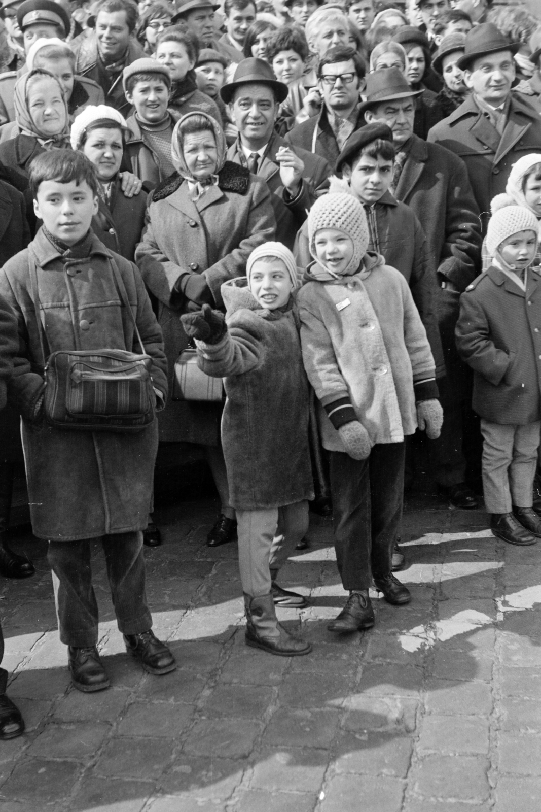 1970, Kereki Sándor, kids, point a finger, mass, Fortepan #205792
